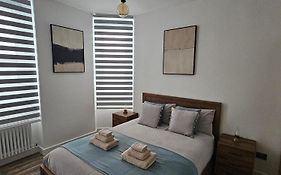 Tower Bridge Spacious King Bedroom With Extra Large Windows